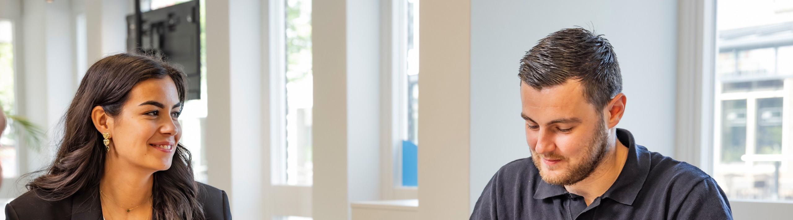 Twee intercedenten buiten