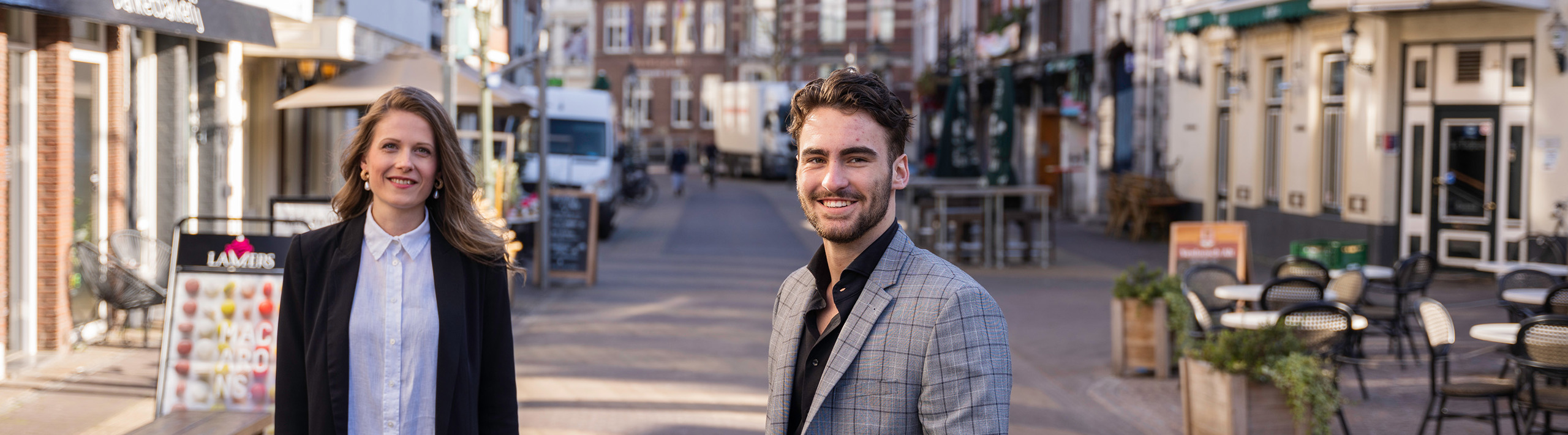 Recruiters staan buiten in de stad Venlo