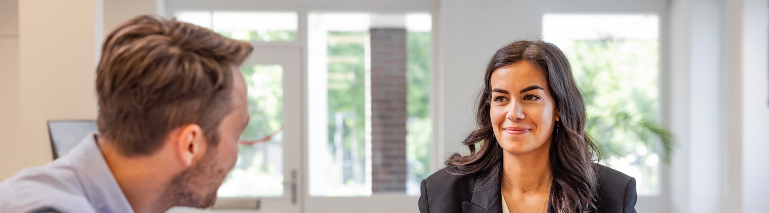 Twee recruiters praten met elkaar