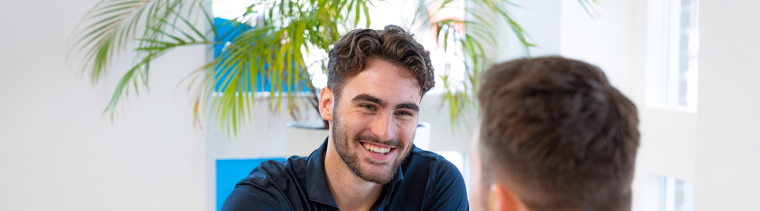 Intercedent in gesprek met werkzoekende