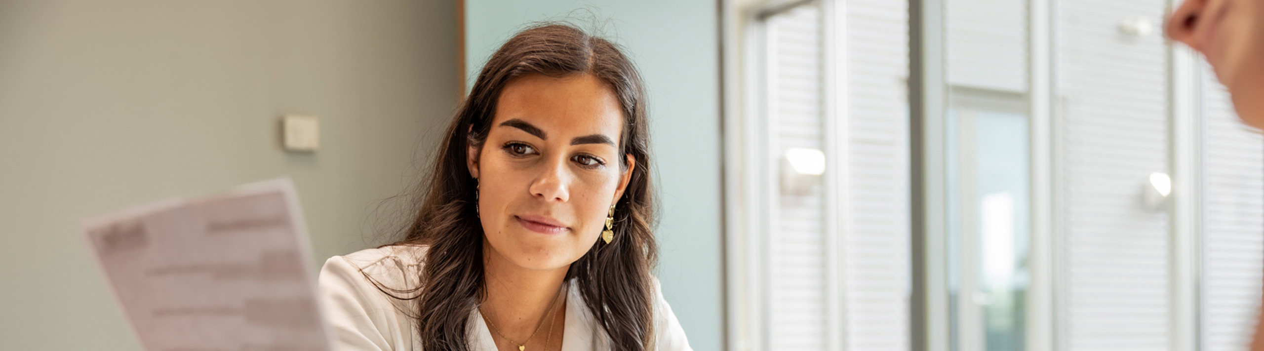 Intercedente achter het bureau