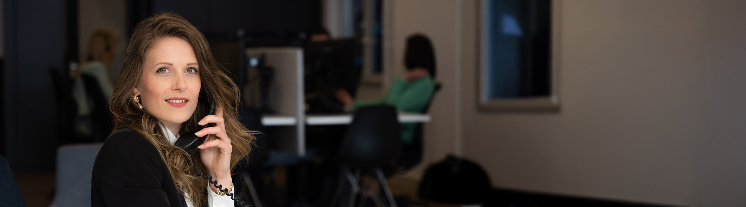 Intercedente voert een telefonisch gesprek