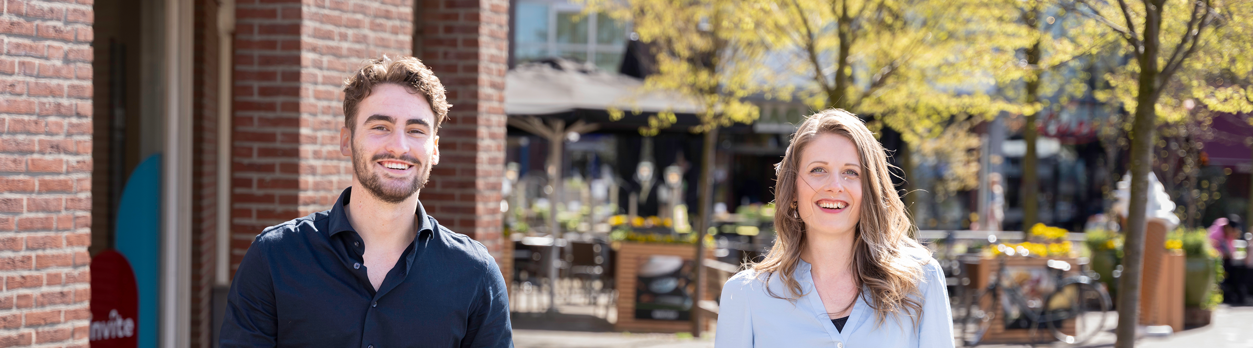 Collega's voor het gebouw van Invite Jobs