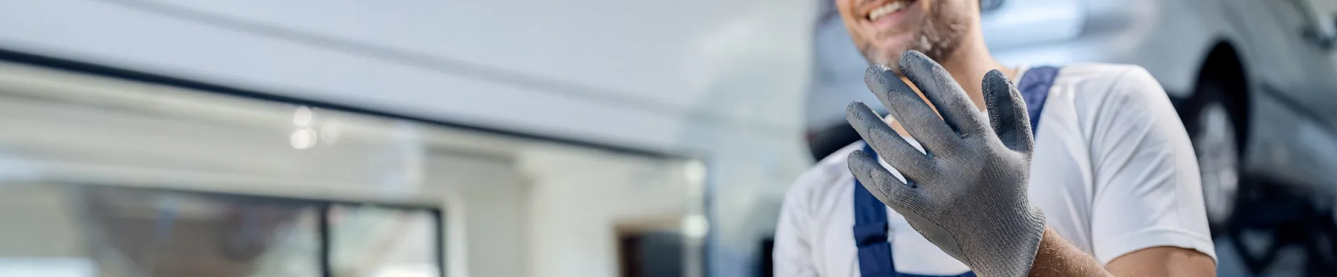 Medewerker draagt werkhandschoenen