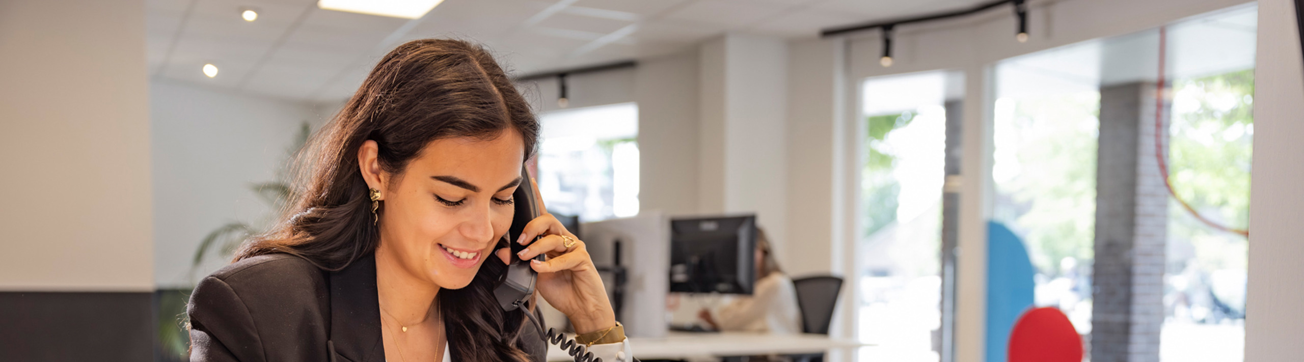 Intercedente voert een telefonisch gesprek