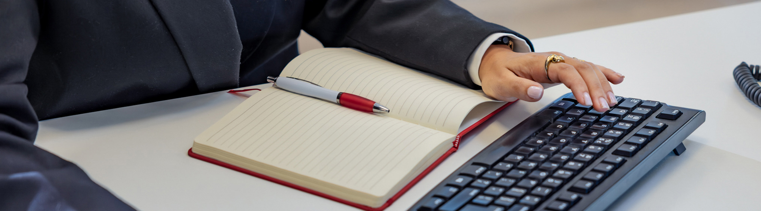 Medewerker maakt aantekeningen in schrift tijdens werk