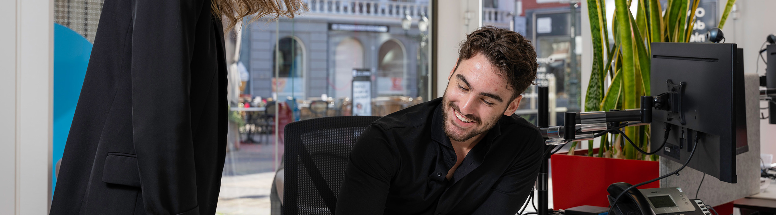 Twee recruiters praten met elkaar