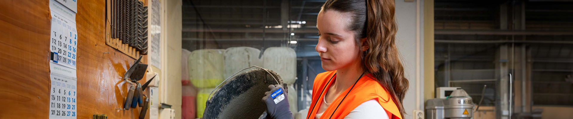 Productiemedewerker giet cement